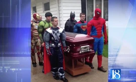 Các anh hùng khiêng quan tài trong đám tang của Brayden. Ảnh: yahoo.com 