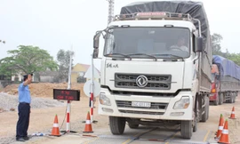 Ông Phan Huy Chương (Phó chánh thanh tra) trực tiếp chỉ huy tại trạm cân lưu động trên quốc lộ 1A tại huyện Diễn Châu. Ảnh: VnExpress