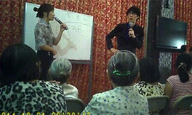 Những người Hàn Quốc đang giới thiệu, mời khách hàng là các cụ bà mua sản phẩm tại Công ty Shopping Shop, hẻm 127 Hoàng Hoa Thám, Q.Tân Bình - Ảnh: Lương Ngọc/ Thanh Niên