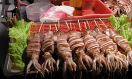 Mực Đài Loan chỉ có thể làm món nướng mang đi bán rong khắp phố. Ảnh: T.G