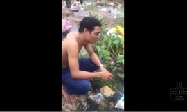 Tài xế bật khóc khi xe cháy rụi, hàng hóa bị lấy trộm