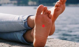 Vị trí huyệt Dũng tuyền (chấm đỏ) - ảnh: MIRROR