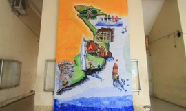 Bức tranh được vẽ bằng màu nước, với chiều dài 5 m, chiều rộng 2 m, được đặt ở hành lang trường 