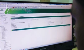 Kiểm tra kỹ các thông tin khi chuyển khoản qua mạng internet sẽ hạn chế được các rủi ro - Ảnh: Bạch Dương 