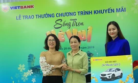 Bà Bùi Thị Kiều Oanh – Phó GĐ Khối KHCN Vietbank trao giải Đặc biệt cho khách hàng Phạm Thị Xử