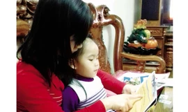 Bé Phương bỗng dưng biết đọc khiến nhiều người kinh ngạc. Ảnh: T.G