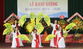 Nhờ tuyển đủ chỉ tiêu từ sớm, nên năm nay nhiều trường nghề tổ chức khai giảng năm học mới sớm hơn các năm trước. Ảnh lễ Khai giảng của Trường Cao đẳng Kỹ thuật Việt Đức - Hà Tĩnh.