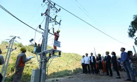 Công nhân Điện lực Mường Nhé thao tác đóng SI trạm biến áp