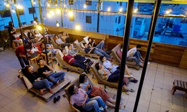 Rạp chiếu phim công cộng ngoài trời Hừng Hoa nằm trên đường Hòa Hưng, quận 10 được nhiều bạn trẻ biết tới vì sự độc đáo.