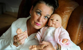 Bà Jane Dunn, em gái của Susan Hearsey và con búp bê bị y tá bị gãy tay. Ảnh: Caters