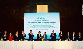 Đồng chí Trần Hồng Hà, Bộ trưởng Bộ Tài nguyên và Môi trường bắt tay các thành viên PRO Vietnam sau khi ký biên bản