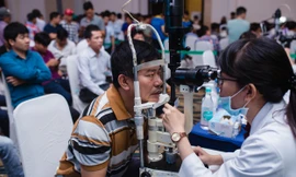 Nhiều tài xế xếp hàng để được y bác sĩ từ Bệnh viện mắt Cao Thắng kiểm tra