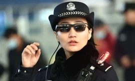 Kính râm được trang bị công nghệ chụp ảnh và nhận diện khuôn mặt. Ảnh: AFP.