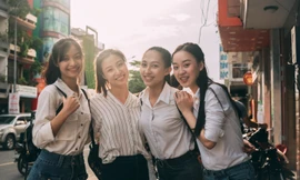 Bốn cô gái với nụ cười ấm áp giống như sự ấm áp mà các bạn mang đến trong dự án “ Nét chữ tương lại”