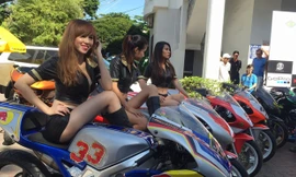 Trong buổi thông tin về đường đua, Tập đoàn Khang Thông ra mắt hàng chục xe phân phối cao