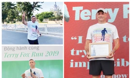  Ông Kim Fleming trên đường chạy và trên sân khấu đón nhận lời cảm ơn từ Ban Tố Chức. 