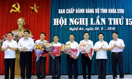 Lãnh đạo Tỉnh ủy Nghệ An trao quyết định và chúc mừng các đồng chí được chỉ định tham gia Ban Chấp hành Đảng bộ tỉnh Nghệ An nhiệm kỳ 2015 - 2020.