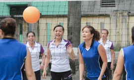 Hầu như quận, huyện nào trên thành phố Hà Nội cũng có các đội, CLB bóng chuyền hơi của người cao tuổi. Ảnh: Tú Anh.