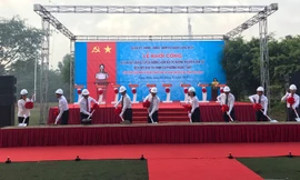 Sáng ngày 6/11 các đại biểu thực hiện nghi thức khởi công xây dựng tuyến đường Cổ Linh kéo dài, nối từ đường Nguyễn Văn Cừ đến hết khu tái định cư phường Ngọc Thụy.