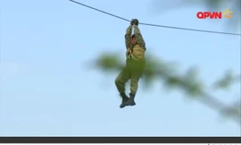 Xem đặc công Việt Nam huấn luyện đu dây đổ bộ mục tiêu