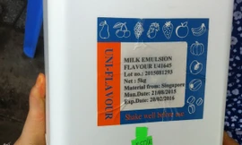 Hóa chất tạo mùi được bán nhiều ở chợ "thần chết" Kim Biên. Ảnh: Ly Nguyễn.