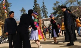 Vỗ mông - cách người Mông tỏ tình và trao gửi yêu thương.