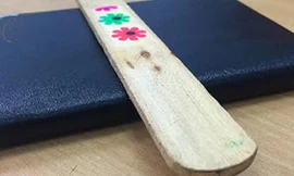 Phách nhạc bằng gỗ mà cô Thảo đã dùng để đánh vào tay học sinh (ảnh Đức Hùng).