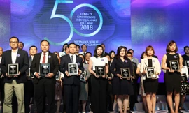 Đại điện Công ty CP Thế giới di động (áo trắng-đúng giữa) nhận giải thưởng