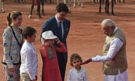 Con trai 3 tuổi của thủ tướng Canada gây sốt trong chuyến thăm Ấn Độ