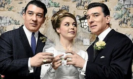 Trùm xã hội đen Ronnie Kray (trái) nâng cốc chúc mừng hạnh phúc của anh trai Reggie Kray (phải) và chị dâu Frances Shae (giữa) tại lễ cưới. Cuộc hôn nhân này chỉ kéo dài 8 tuần. 