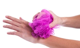 Dùng bông tắm dạng lưới có thể gây viêm da