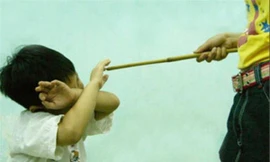 Dạy con bằng nỗi sợ hãi: Khắt khe khiến trẻ “hỏng”