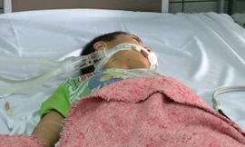 Bé Lực đã thoát cơn nguy kịch, không cần thở máy. Ảnh: N.P.