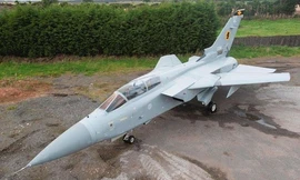 Chiếc tiêm kích Panavia Tornado F3 được rao bán trên PistonHeads.com. Ảnh: Auto plus