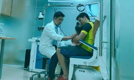 Bé Na được bác sĩ khám tại Bệnh viện sau khi hóc dị vật tại nhà hôm 30/9. Ảnh: NVCC.