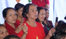 Bà Hường, mẹ của trung vệ Tiến Dũng hồi hộp theo dõi từng đường bóng