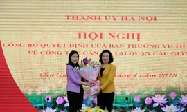 Phó Bí thư Thường trực Thành ủy Ngô Thị Thanh Hằng trao quyết định và tặng hoa chúc mừng tân Bí thư Quận ủy Cầu Giấy Trần Thị Phương Hoa.