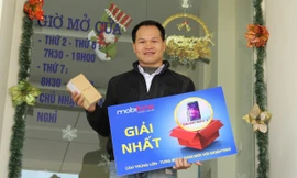 Anh Nguyễn Đăng Kiểm nhận giải thưởng từ MobiFone
