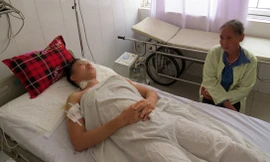 Nạn nhân Trần Xuân Quyết đang điều trị tại Khoa hồi sức cấp cứu Bệnh viện đa khoa Kiến An (Hải Phòng)