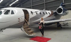 'Vú em cơ mật' đi chuyên cơ, ngủ cung điện