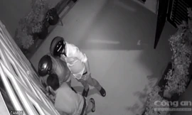 3 tên trộm phá cửa nhà dân lúc rạng sáng ở Sài Gòn