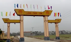 Ngôi làng nằm ven sông Đáy có tập tục đi ăn cỗ không bao giờ phải mời. Ảnh: Hoàng Phương.