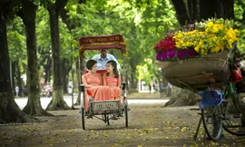 Mỹ Linh và con gái nền nã áo dài dạo phố mùa thu