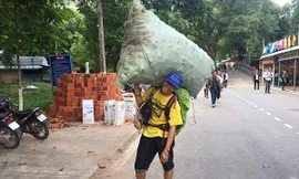 Bao lon chai khổng lồ trên lưng của Chiến Nguyễn là 'sản phẩm' của khách du lịch bỏ lại trên núi.