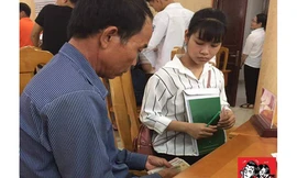 Hình ảnh người bố đếm từng đồng bạc lẻ nộp học phí cho con gái khiến nhiều người xúc động