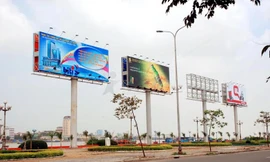 Biển quảng cáo cỡ lớn tại Hà Nội. Ảnh Như Ý (ảnh chỉ mang tính minh họa)