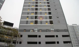 Khu vực cửa sổ căn phòng 306, tòa nhà Rice City - Khu đô thị Linh Đàm nơi bé trai trèo lên rồi ngã xuống sảnh (Ảnh: Nguyễn Trường).