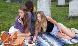 Cấm đàn ông có ria mép hôn phụ nữ