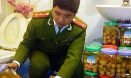 Chanh muối chất lượng cao... “ủ” trong nhà vệ sinh