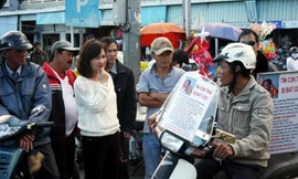 Anh Huynh rong ruổi trên nhiều đường phố tìm con. Ảnh: Khánh Hương